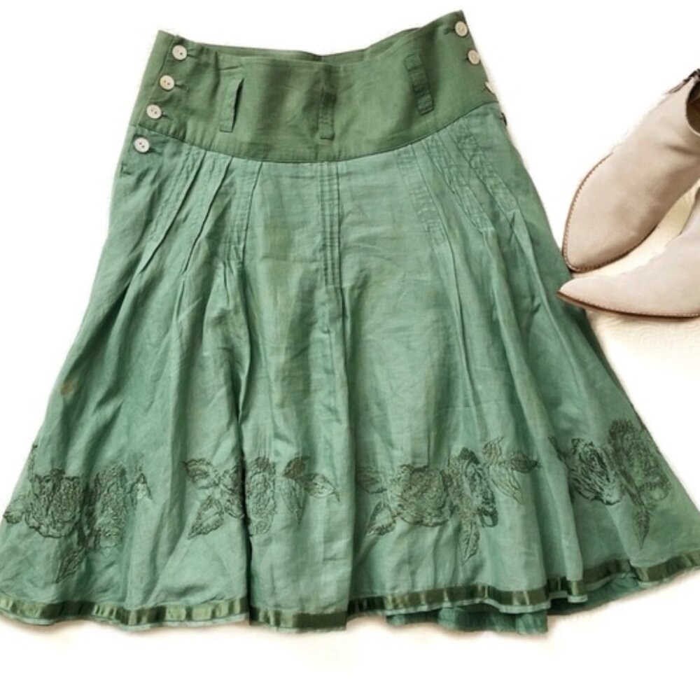 OILILY Green Rose Embroidered Floral Pleated Buttons Ribbon Lined Midi S…